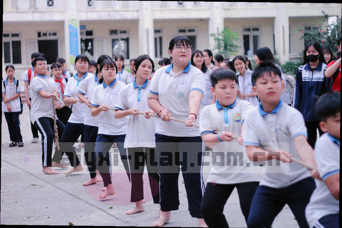 体育赛事中的关键瞬间，球员争抢球权的动态画面